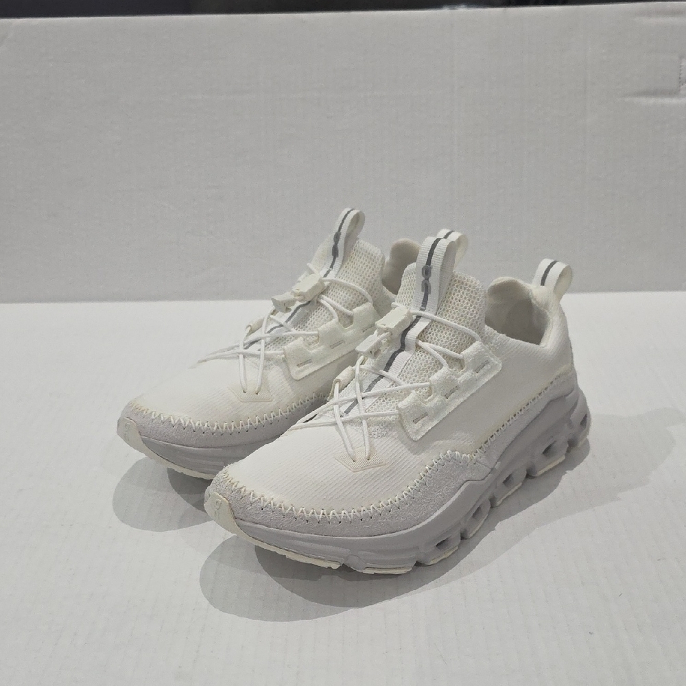On Running Women's White and Light Gray Athletic Shoes